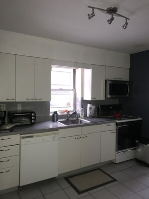 Mikrobølgeovn, kaffetrakter/tekoker og kjøkkenutstyr