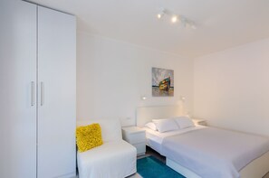 1 bedroom, iron/ironing board, internet, bed sheets
