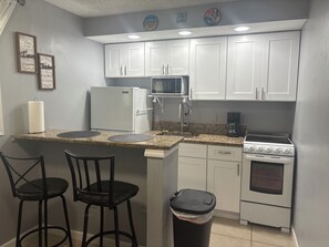 Fridge, microwave, oven, coffee/tea maker - DFGMoments#1 (Tampa)