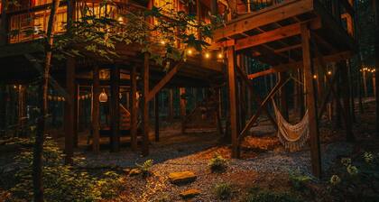 WANDERLUST TREEHOUSE REAL LIFE FAIRYTALE FOR TWO.HIDDEN DEEP IN THE WOODS