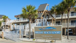 Schild für das Soundside Holiday Beach Resort, das anzeigt, dass es sich um ein Apartmenthotel mit täglichen und wöchentlichen Mietmöglichkeiten handelt.