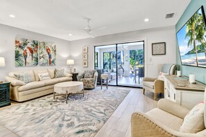 Smart-TV, Bücher, Stereoanlage, Arbeitsbereiche