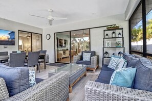 Älytelevisio, kirjoja, stereot, työhuone