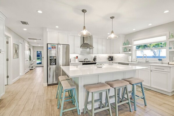 Jääkaappi, mikroaaltouuni, uuni, liesi