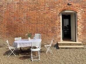 Outdoor dining - The Stable was renovated in 2020 to enhance your stay in the Canterbury area. (Womenswold, near Canterbury)
