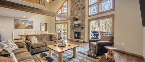 Smart TV, chimenea y futbolito