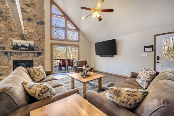 Téléviseur connecté, foyer, table de baby-foot