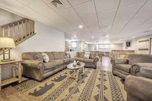 Téléviseur connecté, foyer, table de baby-foot