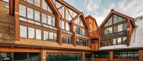 Una piscina cubierta, una piscina al aire libre