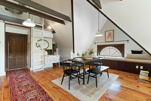 Interior - The Pearl, NH hidden luxury close to the Quinnipiac River in historic property (New Haven)