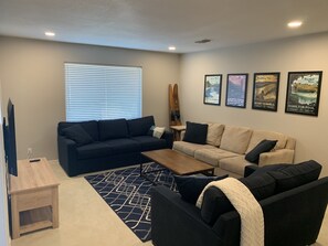 Smart TV, fireplace, foosball, table tennis - Elm Lodge - Lake House w/ Pool, Dock, 100' Lake Front, Large Yard w/ Great Views (Kingsland)