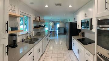 Frigorífico, microondas, horno y placa de cocina