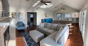 Smart TV, fireplace, foosball, table tennis - Elm Lodge - Lake House w/ Pool, Dock, 100' Lake Front, Large Yard w/ Great Views (Kingsland)