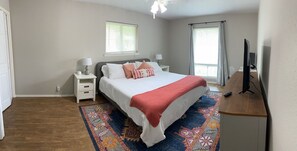 4 bedrooms, desk, iron/ironing board, travel crib - Elm Lodge - Lake House w/ Pool, Dock, 100' Lake Front, Large Yard w/ Great Views (Kingsland)