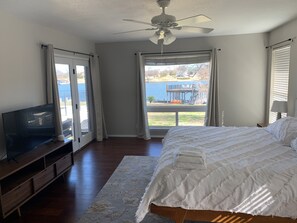 4 makuuhuonetta, työpöytä, silitysrauta/-lauta, vauvan matkasänky