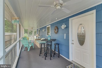 ★ Entertain & Relax ★ Our front porch is fully screened in. You will enjoy listening to the waves and feeling the sea breeze