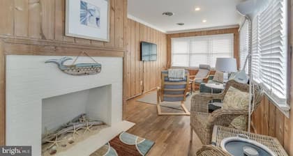 Quaint Beach Block Cottage, 100 steps to the beach