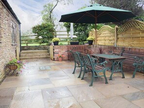 Outdoor dining - Enjoy the peaceful surroundings of the Herefordshire countryside. (Little Cowarne, near Bromyard)