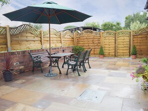 Outdoor dining - Enjoy the peaceful surroundings of the Herefordshire countryside. (Little Cowarne, near Bromyard)
