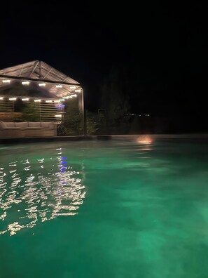 Een verwarmd zwembad