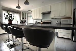 Fridge, microwave, oven, stovetop - Alba Cottage with Brand New Pool (Niagara-on-the-Lake)