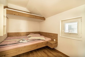 3 chambres, chambres insonorisées, Wi-Fi gratuit, draps fournis