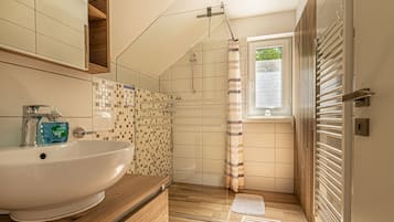 Dusche, Haartrockner, Hausschuhe, Handtücher