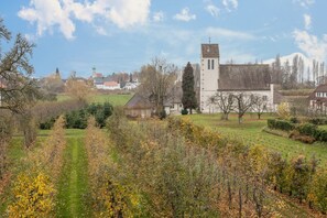 Property grounds - Apartment 'Haus Sonnenseite Pfänder' with Mountain View, Balcony and Wi-Fi (Wasserburg)