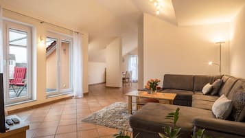 Fernseher, DVD-Player, Tischtennisplatte, Stereoanlage