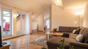 Fernseher, DVD-Player, Tischtennisplatte, Stereoanlage