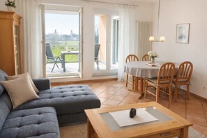 TV, lettore DVD, tavolo da ping pong, impianto stereo