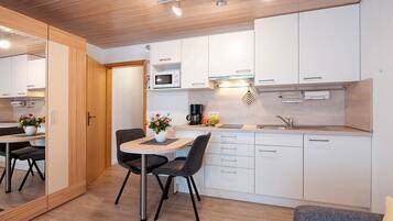 Kühlschrank, Mikrowelle, Herdplatte, Wasserkocher mit Kaffee-/Teezubehör