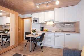 Kühlschrank, Mikrowelle, Herdplatte, Wasserkocher mit Kaffee-/Teezubehör