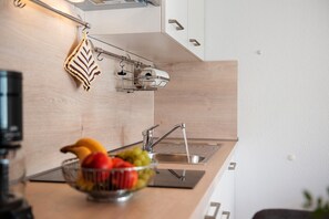 ثلاجة، ميكروويف، موقد طهي مسطح، ماكينة لصنع القهوة/الشاي