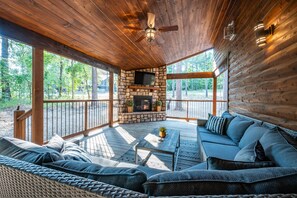 TV, fireplace