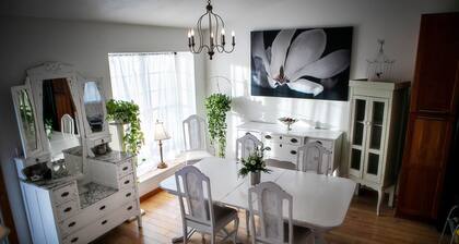 The Flower Artist Home- walk to Pub, Shops & Trails. Dog-friendly!