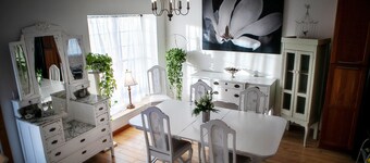 The Flower Artist Home- walk to Pub, Shops & Trails. Dog-friendly!