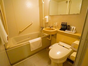 Een bad/douchecombinatie, een haardroger, pantoffels