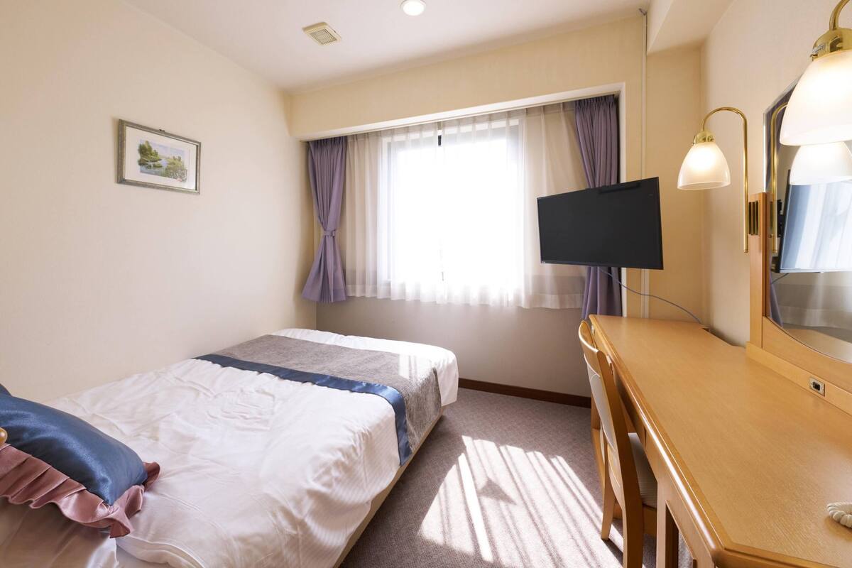 Desk, laptop workspace, free WiFi, bed sheets