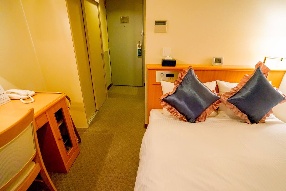 Desk, laptop workspace, free WiFi, bed sheets