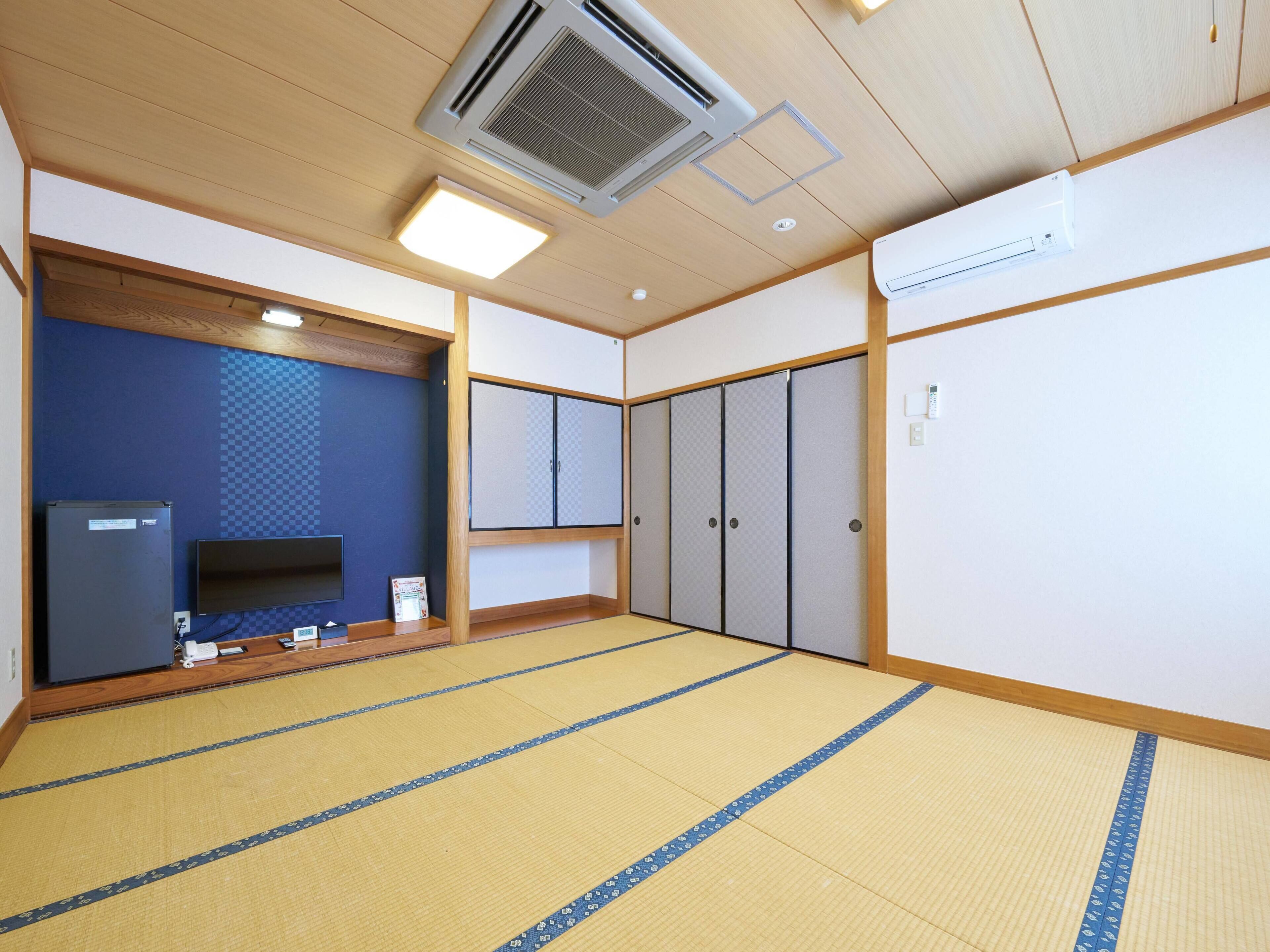 Escritorio, espacio para trabajar con laptop y wifi gratis 