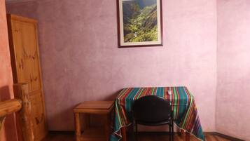 Habitación doble (Pichica) | Escritorio, sistema de insonorización, tabla de planchar con plancha