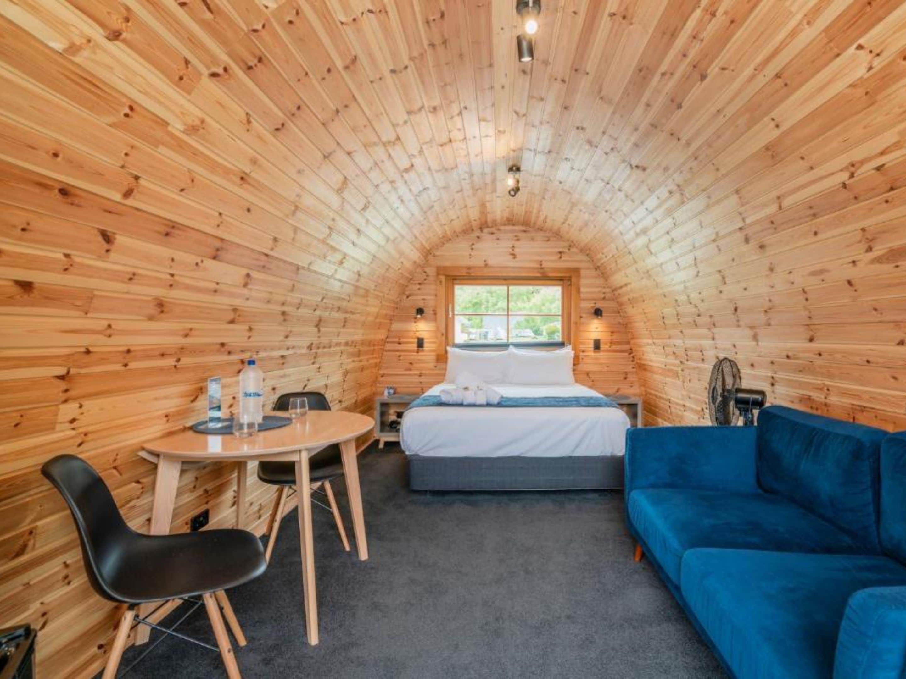 Beachside Deluxe Glamping Pod | Bathroom | Shower, hair dryer, towels, soap
