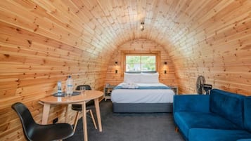 Beachside Deluxe Glamping Pod | Bathroom | Shower, hair dryer, towels, soap