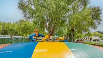 Zona de jocs infantil: a l'aire lliure