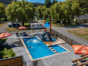 室外游泳池，恒温泳池，日光浴躺椅