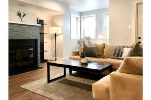 TV connectée, lecteur de DVD, livres, chaîne hi-fi