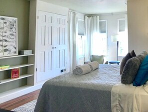 2 Schlafzimmer, Schreibtisch, Bügeleisen/Bügelbrett, Reisekinderbett