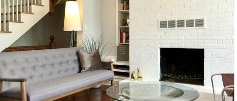 TV connectée, lecteur de DVD, livres, chaîne hi-fi