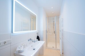 Douche, sèche-cheveux, savon, papier toilette